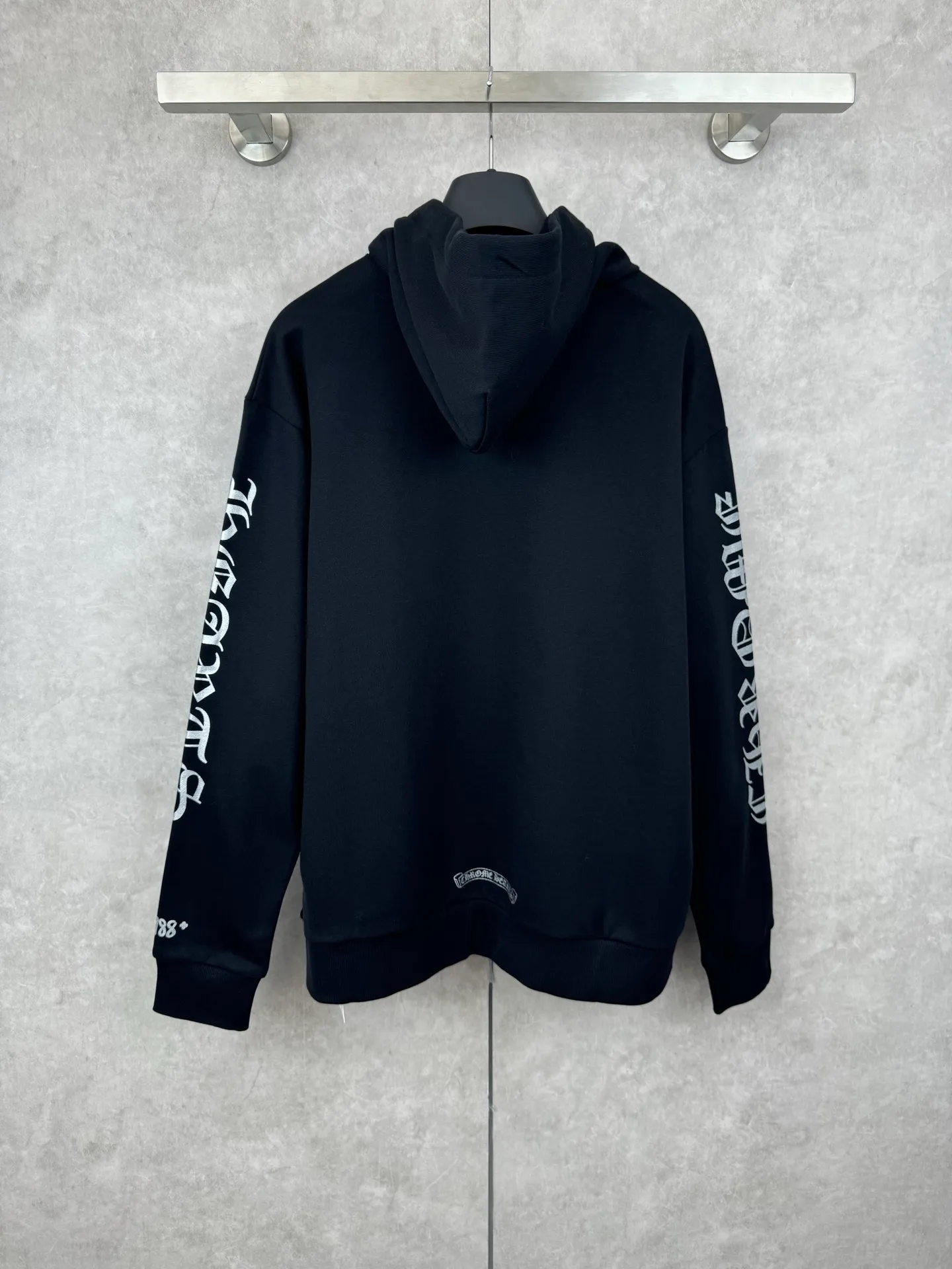 P400 Chrome Herat 25 1988 limited Sanskrit printed hooded sweatshirt Size: S/M/L The fabric is made of fleece 420g cotton. The printing uses a variety of printing processes. Thermosetting ink printing.
